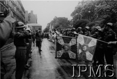 10.07.1947, Londyn, Anglia, Wielka Brytania.
Były p.o. Naczelnego Wodza Polskich Sił Zbrojnych gen. Władysław Anders przechodzi przed frontem sztandarów polskich jednostek wojskowych walczących na zachodzie Europy przed złożeniem ich w Instytucie Historycznym im. gen. Sikorskiego.
Fot. NN, Instytut Polski i Muzeum im. gen. Sikorskiego [koperta luzem]
