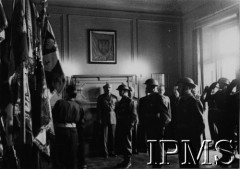 10.07.1947, Londyn, Anglia, Wielka Brytania. 
Złożenie sztandarów Polskich Sił Zbrojnych w Instytucie Historycznym im. gen. Sikorskiego. Z tyłu od lewej: były p.o. Naczelnego Wodza Polskich Sił Zbrojnych gen. Władysław Anders, były Naczelny Wódz Polskich Sił Zbrojnych gen. Tadeusz Bór-Komorowski, gen. Stanisław Kopański, były dowódca Kierownictwa Marynarki Wojennej wiceadmirał Jerzy Świrski.
Fot. NN, Instytut Polski i Muzeum im. gen. Sikorskiego [koperta luzem]