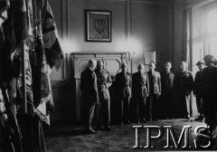 10.07.1947, Londyn, Anglia, Wielka Brytania. 
Złożenie sztandarów Polskich Sił Zbrojnych w Instytucie Historycznym im. gen. Sikorskiego. Z tyłu od lewej: NN, były p.o. Naczelnego Wodza Polskich Sił Zbrojnych gen. Władysław Anders, były Naczelny Wódz Polskich Sił Zbrojnych gen. Tadeusz Bór-Komorowski, minister obrony narodowej gen. Marian Kukiel, gen. Stanisław Kopański, były dowódca Kierownictwa Marynarki Wojennej wiceadmirał Jerzy Świrski, NN, gen. Bronisław Duch.
Fot. NN, Instytut Polski i Muzeum im. gen. Sikorskiego [koperta luzem]