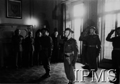 10.07.1947, Londyn, Anglia, Wielka Brytania.
Złożenie sztandarów Polskich Sił Zbrojnych w Instytucie Historycznym im. gen. Sikorskiego. Z tyłu od lewej: były p.o. Naczelnego Wodza Polskich Sił Zbrojnych gen. Władysław Anders, były Naczelny Wódz Polskich Sił Zbrojnych gen. Tadeusz Bór-Komorowski,  minister obrony narodowej gen. Marian Kukiel, były dowódca Kierownictwa Marynarki Wojennej wiceadmirał Jerzy Świrski.
Fot. NN, Instytut Polski i Muzeum im. gen. Sikorskiego [koperta luzem]
