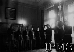 10.07.1947, Londyn, Anglia, Wielka Brytania.
Złożenie sztandarów Polskich Sił Zbrojnych w Instytucie Historycznym im. gen. Sikorskiego. Z tyłu od lewej: były p.o. Naczelnego Wodza Polskich Sił Zbrojnych gen. Władysław Anders, były Naczelny Wódz Polskich Sił Zbrojnych gen. Tadeusz Bór-Komorowski,  minister obrony narodowej gen. Marian Kukiel, gen. Stanisław Kopański, były dowódca Kierownictwa Marynarki Wojennej wiceadmirał Jerzy Świrski. Z prawej poczet sztandarowy.
Fot. NN, Instytut Polski i Muzeum im. gen. Sikorskiego [koperta luzem]