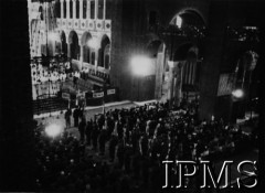 9-10.07.1947, Londyn, Anglia, Wielka Brytania.
Uroczysta msza święta w Archikatedrze Najświętszej Krwi Chrystusa przed złożeniem sztandarów Polskich Sił Zbrojnych w Instytucie Historycznym im. gen. Sikorskiego. 
Fot. NN, Instytut Polski i Muzeum im. gen. Sikorskiego [koperta luzem]