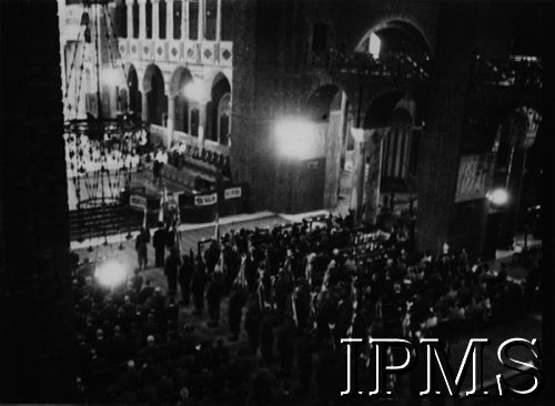 9-10.07.1947, Londyn, Anglia, Wielka Brytania.
Uroczysta msza święta w Archikatedrze Najświętszej Krwi Chrystusa przed złożeniem sztandarów Polskich Sił Zbrojnych w Instytucie Historycznym im. gen. Sikorskiego. 
Fot. NN, Instytut Polski i Muzeum im. gen. Sikorskiego [koperta luzem]