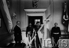 10.07.1947, Londyn, Anglia, Wielka Brytania.
Złożenie sztandarów Polskich Sił Zbrojnych w Instytucie Historycznym im. gen. Sikorskiego. Wchodzi jeden z pocztów sztandarowych ze sztandarem.
Fot. NN, Instytut Polski i Muzeum im. gen. Sikorskiego [koperta luzem]