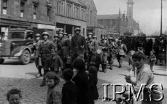 Czerwiec 1940, Glasgow, Szkocja, Wielka Brytania. 
Czoło 10 Pułku Strzelców Konnych defiluje ulicami miasta po przyjeździe z Francji, na przedzie rtm. Adam Mackus.
Fot. NN, Instytut Polski i Muzeum im. gen. Sikorskiego w Londynie [szuflada 25 - saperzy, komandosi, spadochroniarze]