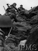 30.10.1942, Faibourne, Walia, Wielka Brytania.
1 Samodzielna Kompania Komandosów podczas szkolenia wysokogórskiego. Żołnierze wspinają się przy pomocy liny.
Fot. NN, Instytut Polski i Muzeum im. gen. Sikorskiego w Londynie [album 40 - komandosi, sygn. 32319].