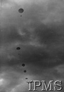 1941-1944, Wielka Brytania.
Ćwiczenia 1 Samodzielnej Brygady Spadochronowej - skoki ze spadochronem z samolotu.
Fot. NN, Instytut Polski i Muzeum im. gen. Sikorskiego w Londynie [szuflada 25 - saperzy, komandosi, spadochroniarze, sygn. 30996].