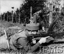 Czerwiec 1942, Szkocja.
Ćwiczenia 1 Brygady Spadochronowej podczas wizyty brytyjskiego generała sir Bernarda Pageta, na pierwszym planie żołnierz z ręcznym karabinem maszynowym Bren.
Fot. NN, Instytut Polski i Muzeum im. gen. Sikorskiego w Londynie [szuflada 25 - saperzy, komandosi, spadochroniarze, sygn. 7061].