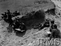 Lata 40., Wielka Brytania.
Polscy żołnierze podczas ćwiczeń terenowych na wybrzeżu.
Fot. NN, Instytut Polski i Muzeum im. gen. Sikorskiego w Londynie [szuflada 25 - saperzy, komandosi, spadochroniarze]

