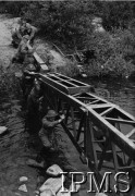 Lata 40., Wielka Brytania.
Ćwiczenia polskich saperów, budowa przeprawy przez rzekę z gotowych elementów konstrukcyjnych.
Fot. NN, Instytut Polski i Muzeum im. gen. Sikorskiego w Londynie [szuflada 25 - saperzy, komandosi, spadochroniarze, sygn. 31582].