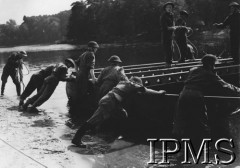 Lata 40., Wielka Brytania.
Ćwiczenia polskich saperów, spławianie barki.
Fot. NN, Instytut Polski i Muzeum im. gen. Sikorskiego w Londynie [szuflada 25 - saperzy, komandosi, spadochroniarze, sygn. 31566].