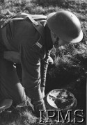 Lata 40., Wielka Brytania.
Ćwiczenia polskich saperów, rozminowywanie terenu.
Fot. NN, Instytut Polski i Muzeum im. gen. Sikorskiego w Londynie [szuflada 25 - saperzy, komandosi, spadochroniarze, sygn. 33047].