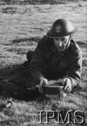Lata 40., Wielka Brytania.
Ćwiczenia polskich saperów, rozminowywanie terenu.
Fot. NN, Instytut Polski i Muzeum im. gen. Sikorskiego w Londynie [szuflada 25 - saperzy, komandosi, spadochroniarze, sygn. 33049].