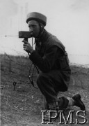 11.07.1942, Wielka Brytania.
Ćwiczenia 1 Brygady Spadochronowej. Żołnierz z radiostacją ultrakrótkich fal.
Fot. NN, Instytut Polski i Muzeum im. gen. Sikorskiego w Londynie [szuflada 25 - saperzy, komandosi, spadochroniarze]

