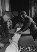 1941-1944, Wielka Brytania.
1 Samodzielna Brygada Spadochronowa, zwijanie spadochronu w magazynie.
Fot. NN, Instytut Polski i Muzeum im. gen. Sikorskiego w Londynie [szuflada 25 - saperzy, komandosi, spadochroniarze, sygn. 31619].