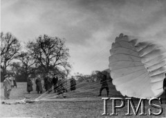 1941-1944, Wielka Brytania.
Wizyta prezydenta RP Władysława Raczkiewicza (w czarnym kapeluszu) w 1 Samodzielnej Brygadzie Spadochronowej. Skoczek ze spadochronem po wylądowaniu.
Fot. NN, Instytut Polski i Muzeum im. gen. Sikorskiego w Londynie [szuflada 25 - saperzy, komandosi, spadochroniarze, sygn. 30303].
