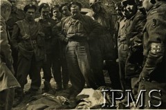 1944-1945, brak miejsca.
1 Dywizja Pancerna podczas walk w Europie Zachodniej. Żołnierze stoją nad ciałami zabitych.
Fot. NN, Instytut Polski i Muzeum im. gen. Sikorskiego w Londynie [szuflada 25 - saperzy, komandosi, spadochroniarze]