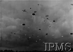 7.08.1942, Ringway, Anglia, Wielka Brytania.
Ćwiczenia 1 Brygady Spadochronowej - skok grupowy.
Fot. NN, Instytut Polski i Muzeum im. gen. Sikorskiego w Londynie [szuflada 25 - saperzy, komandosi, spadochroniarze, sygn. 31740].