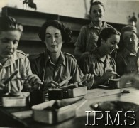 1942-1946, brak miejsca.
Ochotniczki z Pomocniczej Służby Kobiet podczas posiłku.
Fot. NN, Instytut Polski i Muzeum im. gen. Sikorskiego w Londynie [szuflada 30 - PWSK]