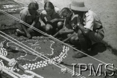 1942, Pahlevi lub Teheran, Iran (Persja)..
Ochotniczki z Pomocniczej Służby Kobiet przed namiotem dowództwa Wojska Polskiego na Środkowym Wschodzie.
Fot. NN, Instytut Polski i Muzeum im. gen. Sikorskiego w Londynie [szuflada 30 - PWSK]