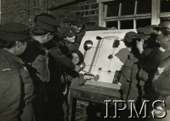 16.02.1943, Szkocja, Wielka Brytania.
Kurs kierowczyń samochodowych Pomocniczej Służby Kobiet.
Fot. NN, Instytut Polski i Muzeum im. gen. Sikorskiego w Londynie [szuflada 30 - PWSK]