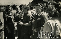 1942, Bliski Wschód.
Ochotniczki z Pomocniczej Służby Kobiet ewakuowane ze Związku Radzieckiego.
Fot. NN, Instytut Polski i Muzeum im. gen. Sikorskiego w Londynie [szuflada 30 - PWSK]