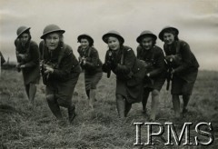 1942-1945, Wielka Brytania.
Ćwiczenia ochotniczek z Pomocniczej Służby Kobiet.
Fot. NN, Instytut Polski i Muzeum im. gen. Sikorskiego w Londynie [szuflada 30 - PWSK]
