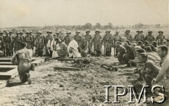 Wiosna 1942, Bliski Wschód.
Pogrzeb polskich żołnierzy przybyłych ze Związku Radzieckiego na Bliski Wschód.
Fot. NN, Instytut Polski i Muzeum im. gen. Sikorskiego w Londynie, [szuflada 37 - Wojsko Polskie, Bliski Wschód, sygn. 32688].