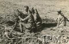 1941, Tobruk, Libia.
Samodzielna Brygada Strzelców Karpackich podczas walk w Afryce Północnej. Moździerz na stanowisku.
Fot. NN, Instytut Polski i Muzeum im. gen. Sikorskiego w Londynie, [szuflada 37 - Wojsko Polskie, Bliski Wschód, sygn. 31904 ].