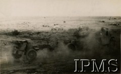 Zima 1941, Tobruk (okolice), Libia.
Sprzęt Samodzielnej Brygady Strzelców Karpackich na przedpolach Tobruku. Na zdjęciu haubicoarmata 25-funtowa.
Fot. NN, Instytut Polski i Muzeum im. gen. Sikorskiego w Londynie, [szuflada 37 - Wojsko Polskie, Bliski Wschód, sygn. 32593].