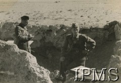 Zima 1941, Tobruk, Libia.
Samodzielna Brygada Strzelców Karpackich podczas walk, punkt obserwacyjny artylerii.
Fot. NN, Instytut Polski i Muzeum im. gen. Sikorskiego w Londynie, [szuflada 37 - Wojsko Polskie, Bliski Wschód, sygn. 4681].