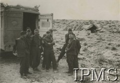 Zima 1941, Tobruk - Gazala (okolice), Libia.
Sztab Samodzielnej Brygady Strzelców Karpackich. W środku stoi dowódca brygady gen. Stanisław Kopański, 1. z prawej dowódca Wojska Polskiego na Środkowym Wschodzie gen. Józef Zając.
Fot. NN, Instytut Polski i Muzeum im. gen. Sikorskiego w Londynie, [szuflada 37 - Wojsko Polskie, Bliski Wschód, sygn. 32574].