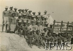 1942, Fort Lamy (okolice), Nigeria.
Grupa Nigeryjczyków i Polaków - budowniczych mostu na rzece Alo. Budowa 35-o tonowego mostu trwała od 13 kwietnia do 2 lipca 1942 roku, nadzorował ją polski oficer służący w Armii Brytyjskiej por. Menczyk (siedzi w drugim rzędzie od dołu, 4. od lewej).
Fot. NN, Instytut Polski i Muzeum im. gen. Sikorskiego w Londynie, [szuflada 37 - Wojsko Polskie, Bliski Wschód, dział - Polacy w Nigerii, sygn. 12705].