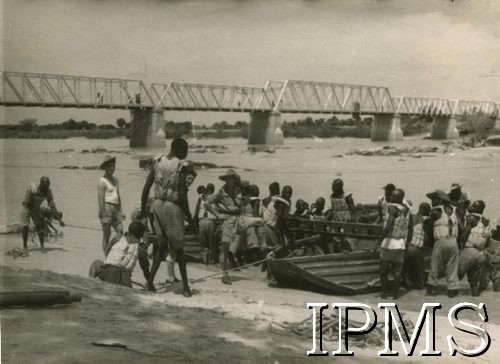 13.04.-2.07.1942, Fort Lamy (okolice), Nigeria.
Budowa mostu na rzece Alo. Pracę nadzorował polski oficer służący w Armii Brytyjskiej por. Menczyk.
Fot. NN, Instytut Polski i Muzeum im. gen. Sikorskiego w Londynie, [szuflada 37 - Wojsko Polskie, Bliski Wschód, dział Polacy w Nigerii, sygn. 7658].


7658