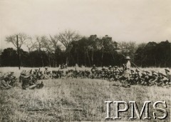 Po 1942, Związek Południowej Afryki.
Polscy żołnierze ewakuowani ze Związku Radzieckiego. Szkolenie strzeleckie, w głębi obserwujący tubylcy.
Fot. NN, Instytut Polski i Muzeum im. gen. Sikorskiego w Londynie, [szuflada 37 - Wojsko Polskie, Bliski Wschód, sygn. 13884].