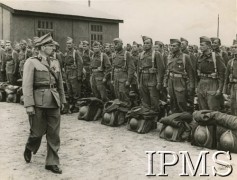 1942, Palestyna.
Polscy żołnierze ewakuowani ze Związku Radzieckiego, wyekwipowani po przybyciu do Palestyny. Inspekcję przeprowadza komendant Ośrodka Zapasowego Samodzielnej Brygady Strzelców Karpackich gen. Kordian Józef Zamorski.
Fot. NN, Instytut Polski i Muzeum im. gen. Sikorskiego w Londynie, [szuflada 38 - Wojsko Polskie, Bliski Wschód, sygn. 9207].