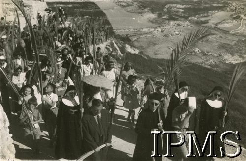 1941, Jerozolima, Palestyna.
Niedziela palmowa, procesja z udziałem Polaków z Góry Oliwnej.
Fot. NN, Instytut Polski i Muzeum im. gen. Sikorskiego w Londynie, [szuflada 38 - Wojsko Polskie, Bliski Wschód, sygn. 14746].