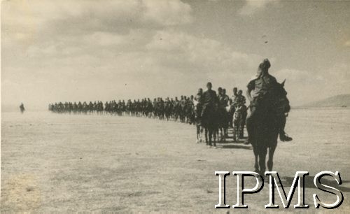 1940, Bliski Wschód.
Karpacki Dywizjon Rozpoznawczy przed otrzymaniem sprzętu motorowego, na czele dowódca mjr Władysław Bobiński.
Fot. NN, Instytut Polski i Muzeum im. gen. Sikorskiego w Londynie, [szuflada 38 - Wojsko Polskie, Bliski Wschód, sygn. 32600].