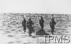 Zima 1941, Tobruk (okolice), Libia.
Samodzielna Brygada Strzelców Karpackich podczas walk w Afryce Północnej. Pogrzeb polskiego żołnierza na pustyni, warta przy grobie.
Fot. NN, Instytut Polski i Muzeum im. gen. Sikorskiego w Londynie, [szuflada 38 - Wojsko Polskie, Bliski Wschód, sygn. 32592].