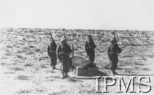 Zima 1941, Tobruk (okolice), Libia.
Samodzielna Brygada Strzelców Karpackich podczas walk w Afryce Północnej. Pogrzeb polskiego żołnierza na pustyni, warta przy grobie.
Fot. NN, Instytut Polski i Muzeum im. gen. Sikorskiego w Londynie, [szuflada 38 - Wojsko Polskie, Bliski Wschód, sygn. 32592].