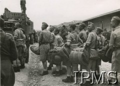 1942-1943, Teheran, Iran (Persja)..
Polscy żołnierze ewakuowani ze Związku Radzieckiego przygotowują się do wyjazdu z Teheranu.
Fot. NN, Instytut Polski i Muzeum im. gen. Sikorskiego w Londynie, [szuflada 38 - Wojsko Polskie, Bliski Wschód, sygn. 7665].