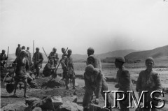 1942, Teheran, Iran (Persja)..
Budowa nowej drogi służącej do transportu materiałów wojennych na Wschód. [Jedna ze scen, którą widzieli żołnierze polscy ewakuowani ze Związku Radzieckiego]. 
Fot. Zygmunt Lityński, Instytut Polski i Muzeum im. gen. Sikorskiego w Londynie, [szuflada 38 - Wojsko Polskie, Bliski Wschód].