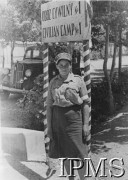 Maj 1942, Teheran, Iran (Persja)..
Ochotniczka Pomocniczej Służby Kobiet na warcie przy wjeździe do obozu cywilnego nr 1.
Fot. NN, Instytut Polski i Muzeum im. gen. Sikorskiego w Londynie, [szuflada 38 - Wojsko Polskie, Bliski Wschód].