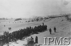 Kwiecień 1942, Pahlevi, Iran (Persja)..
Pierwsza ewakuacja Polaków ze Związku Radzieckiego. Grupa osób na plaży.
Fot. NN, Instytut Polski i Muzeum im. gen. Sikorskiego w Londynie, [szuflada 38 - Wojsko Polskie, Bliski Wschód].