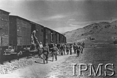 1942, Iran (Persja)..
Transport polskich lotników i marynarzy z Teheranu do Ahwazu. [Linia kolejowa na odcinku Teheran-Banda Shah Pur pod kontrolą wojska brytyjskiego].
Fot. NN, Instytut Polski i Muzeum im. gen. Sikorskiego w Londynie, [szuflada 38 - Wojsko Polskie, Bliski Wschód].