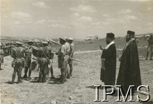 29.06.1941, Latrun (El Atrun), Palestyna.
Przysięga polskich żołnierzy, należących do mniejszości religijnych. Z prawej stoją rabini.
Fot. NN, Instytut Polski i Muzeum im. gen. Sikorskiego w Londynie, [szuflada 38 - Wojsko Polskie, Bliski Wschód].