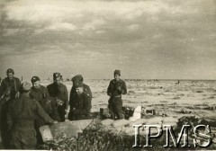 Zima 1941, Tobruk (okolice), Libia.
Sprawdzanie broni maszynowej na pozycjach pod Tobrukiem. Na zdjęciu m.in. dowódca Samodzielnej Brygady Strzelców Karpackich gen. Stanisław Kopański (2. z lewej), dowódca Wojska Polskiego na Środkowym Wschodzie gen. Józef Zając (2. z prawej).
Fot. NN, Instytut Polski i Muzeum im. gen. Sikorskiego w Londynie, [szuflada 38 - Wojsko Polskie, Bliski Wschód, sygn. 32572].