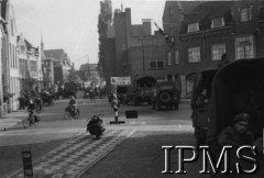 1944-1945, brak miejsca.
1 Dywizja Pancerna podczas walk w Europie Zachodniej. Żołnierze przejeżdżają przez miasto.
Fot. NN, Instytut Polski i Muzeum im. gen. Sikorskiego w Londynie [szuflada 44 - Belgia, Holandia]
