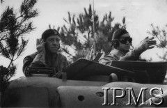 4-5.10.1944, Holandia.
24 Pułk Ułanów podczas walk, z lewej dowódca pułku ppłk Romuald Dowbór.
Fot. NN, Instytut Polski i Muzeum im. gen. Sikorskiego w Londynie [szuflada 44 - Belgia, Holandia]