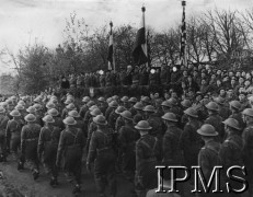 11.11.1944, Breda, Holandia.
Uroczystości związane z wyzwoleniem miasta przez 1 Dywizję Pancerną. Defilada polskich oddziałów, na trybunie honorowej m.in. dowódca dywizji gen. Stanisław Maczek i mer Bredy Van Slobbe.
Fot. NN, Instytut Polski i Muzeum im. gen. Sikorskiego w Londynie [szuflada 44 - Belgia, Holandia]